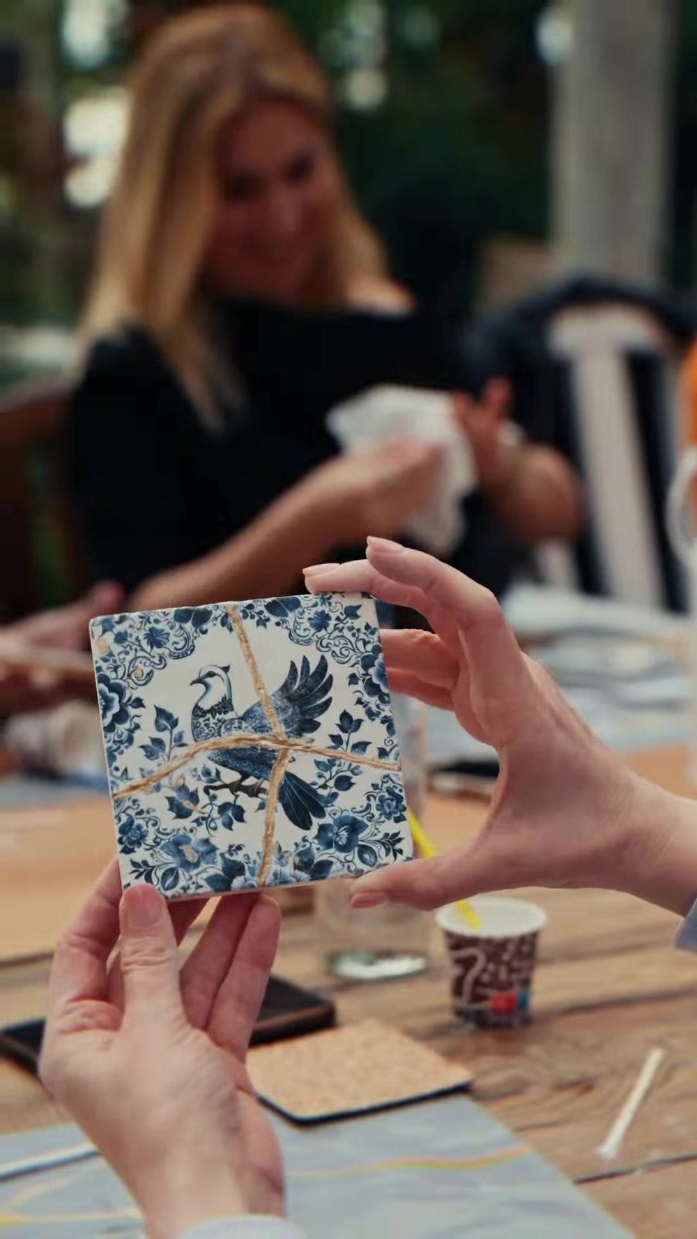 Kintsugi atölyesinde altınla onarılmış bir çini