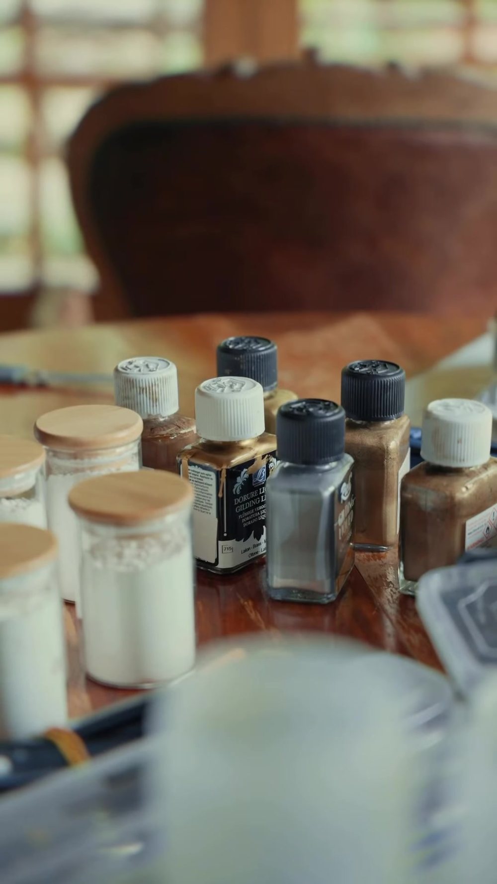 Brushes, lacquer veya gold laid out for the workshop